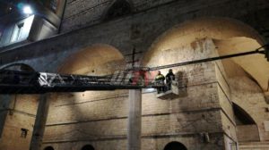 Cadono pezzi dalle Logge di Braccio in Piazza IV Novembre a Perugia