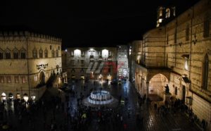 Accese le luminarie a Perugia, rinviata passeggiata funambolo