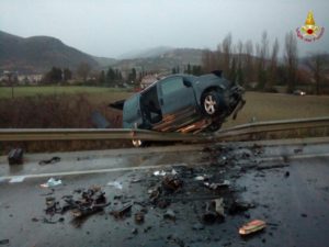 Incidente sulla Variante di Gubbio, un morto, un ferito gravissimo e tre lievi