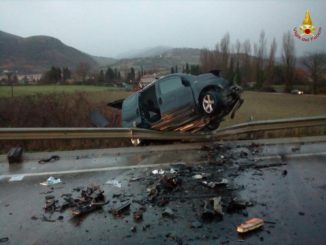 Incidente sulla Variante di Gubbio, un morto, un ferito gravissimo e tre lievi