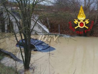 Tragedia sfiorata a Montecastrilli, allagato sottopasso, Vigili del fuoco salvano una persona