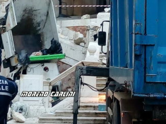 Si sfrena furgone nettezza urbana, distrutta scalinata Piazza Pianciani a Spoleto