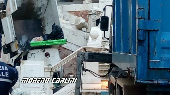 Si sfrena furgone nettezza urbana, distrutta scalinata Piazza Pianciani a Spoleto