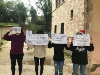 Termosifoni spenti al Properzio di Assisi, studenti come pinguini in sciopero
