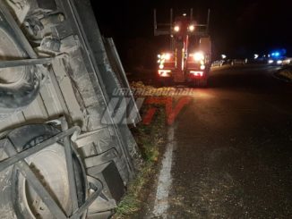 Tir si ribalta, incidente sulla strada del Pantano a Perugia, cento agnelli morti