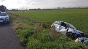 Incidente stradale vicino Aeroporto di Perugia, auto finisce in un campo