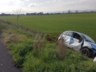 Incidente stradale vicino Aeroporto di Perugia, auto finisce in un campo