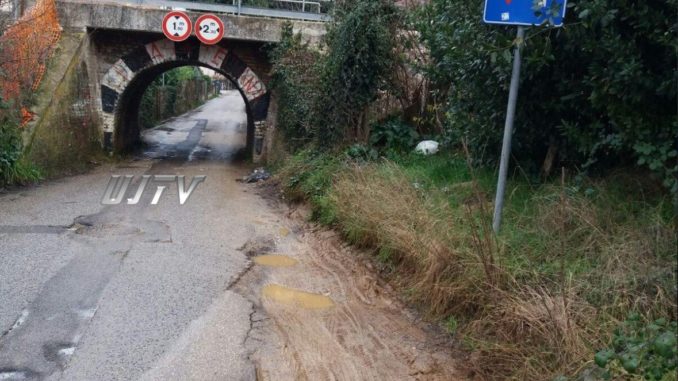 Guardate in quale degrado versa una strada vicino San Valentino a Terni