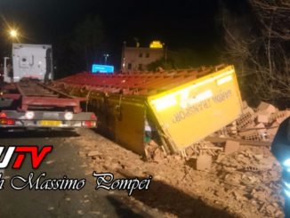 Incidente all'ingresso del raccordo Perugia Bettolle, camion perde carico