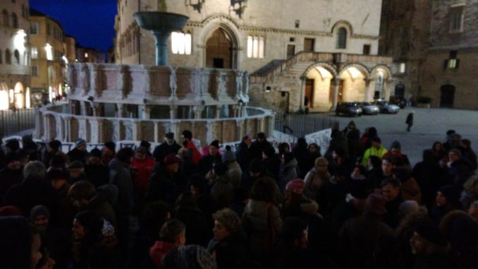Presidio antifascista in piazza IV novembre a Perugia, molti presenti