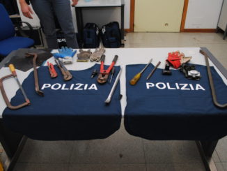 La polizia ferma auto sospetta nei pressi di un ristorante