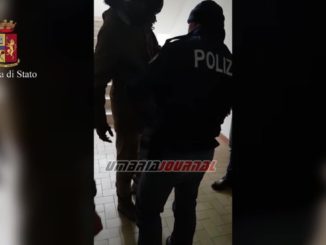 Spaccia droga sulle scalette del duomo, arrestato dalla polizia