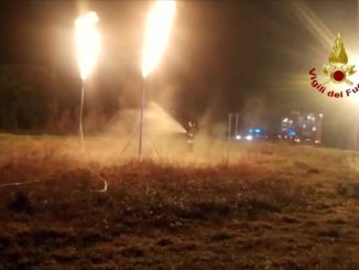 L'incredibile lavoro dei Vigili del Fuoco per spostare la cisterna bloccata