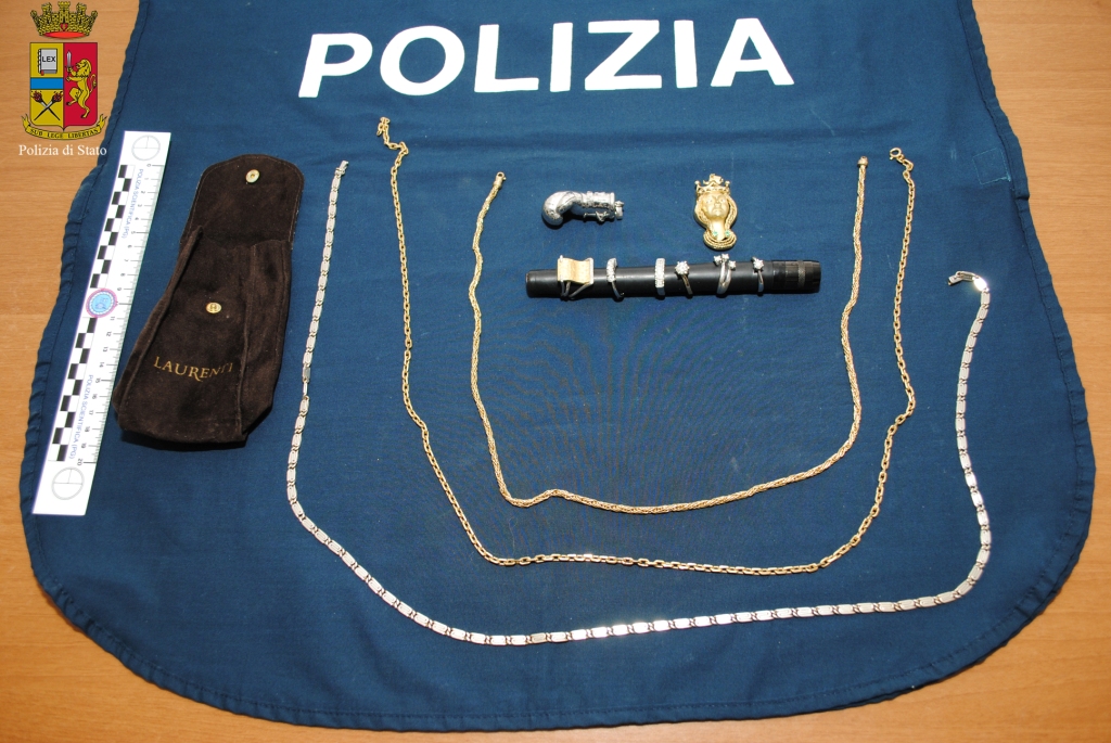 Aveva monili d'oro in auto, bloccato dalla polizia in zona Ponte Pattoli