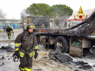 Due autoarticolati prendono fuoco, duro lavoro per i vigili del fuoco