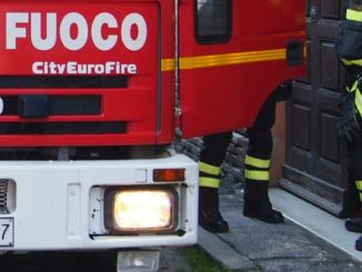 Auto in fiamme sulla rampa di Collestrada, grossi disagi alla circolazione