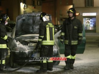Auto prende fuoco in piazza a Bastia Umbra, panico tra la gente