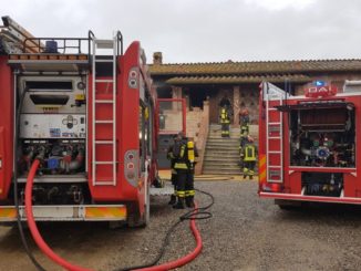 Incendio a Castiglione del Lago, vigili del fuoco con tre mezzi sul posto