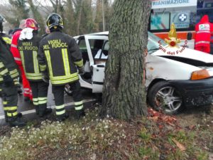 Incidente mortale a Spoleto, auto contro albero, muore donna