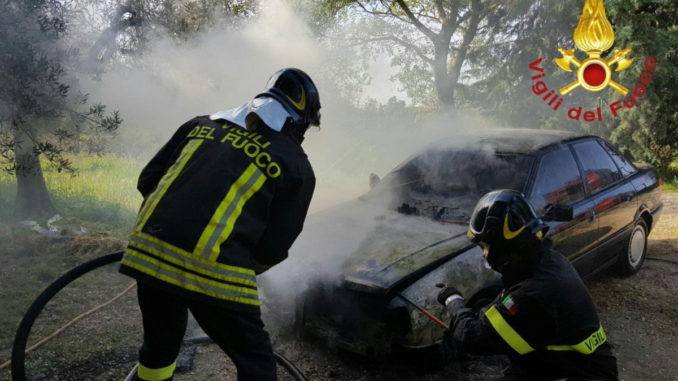 Auto in fiamme a Porzano di Terni, incendiate anche arnie delle api 