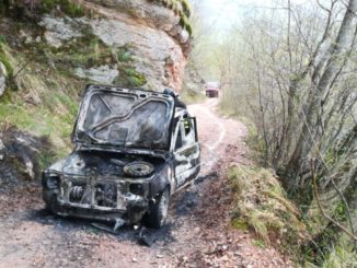 Vanno a tagliare legna, ma l'auto prende fuoco a Scheggia