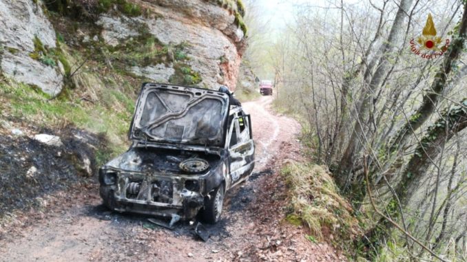 Vanno a tagliare legna, ma l'auto prende fuoco a Scheggia