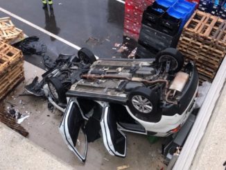 Incidente stradale a Perugia, auto finisce dentro magazzino e si capovolge