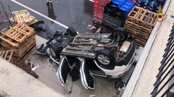 Incidente stradale a Perugia, auto finisce dentro magazzino e si capovolge