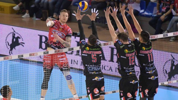 Sir va in vantaggio contro Lube e poi si fa rimontare, scudetto a rischio
