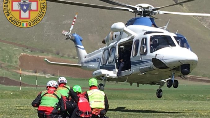 Esercitazione del soccorso alpino a Castelluccio di Norcia con elicottero della polizia