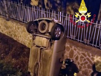 Incidente stradale nella notte a Terni auto in un fosso due anziani feriti