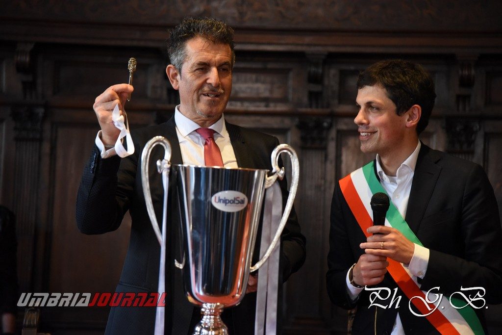 Sir Volley giocatori e Presidente da Romizi, sono tutti "Grifoni"