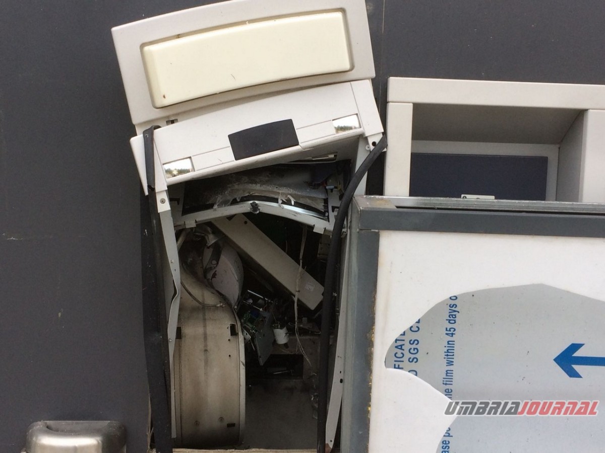 Ignoti fanno saltare bancomat a Ponte Pattoli e scappano via