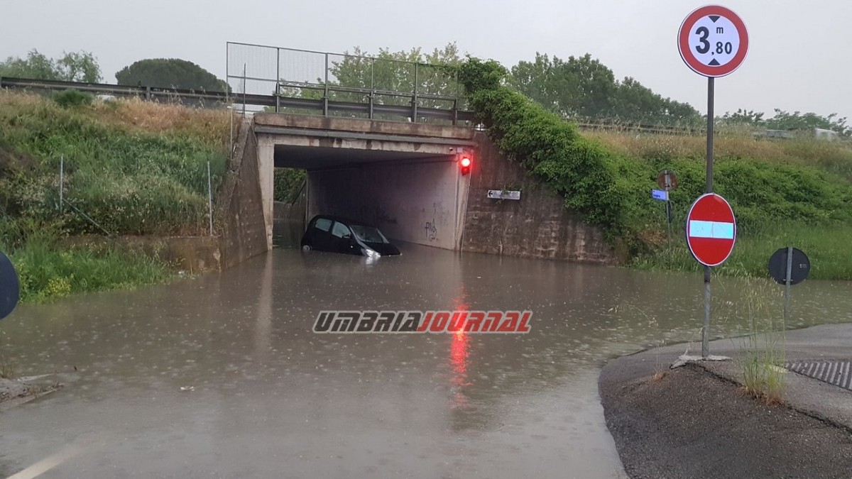 Bloccata nel sottopasso a Bastia, salvata dai vigili del fuoco