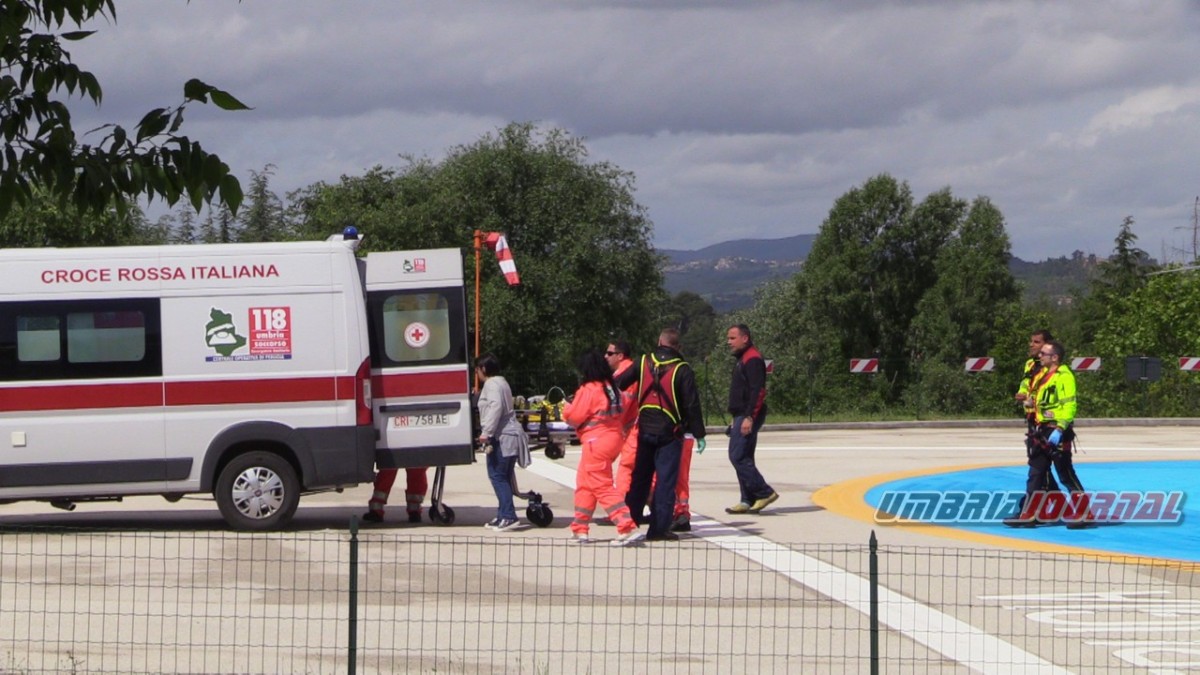 Auto si schianta contro un palo, incidente stradale nei pressi dell'ospedale di Perugia