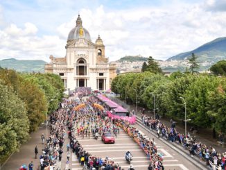 Giro d'Italia, la partenza di Assisi, tutte le immagini della giornata