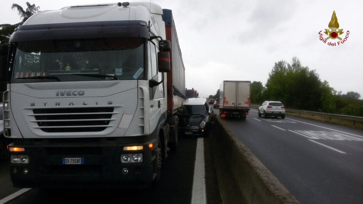 Incidente Bastia, auto contro camion sulla 75 Centrale Umbra, un ferito lieve