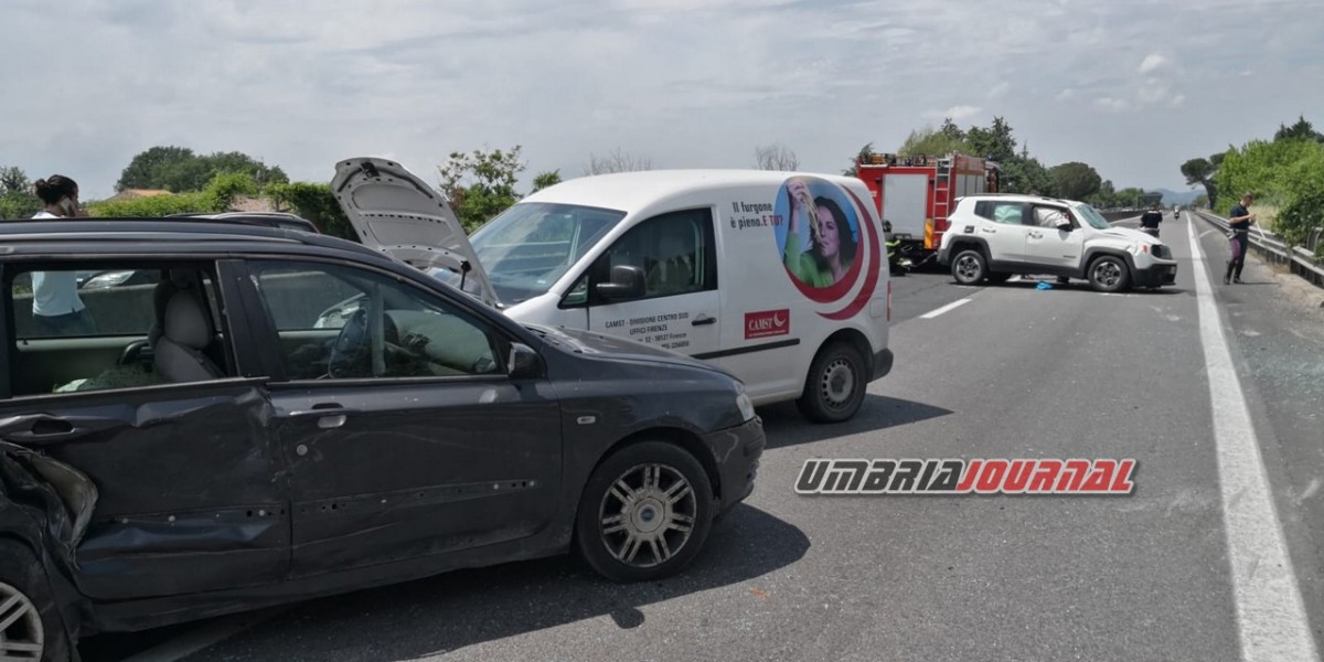 Incidente a Bastia, sulla 75 Centrale Umbra, auto si ribalta, ferite due persone