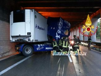 Incidente stradale sul Rato, autista estratto vivo, ferito non grave