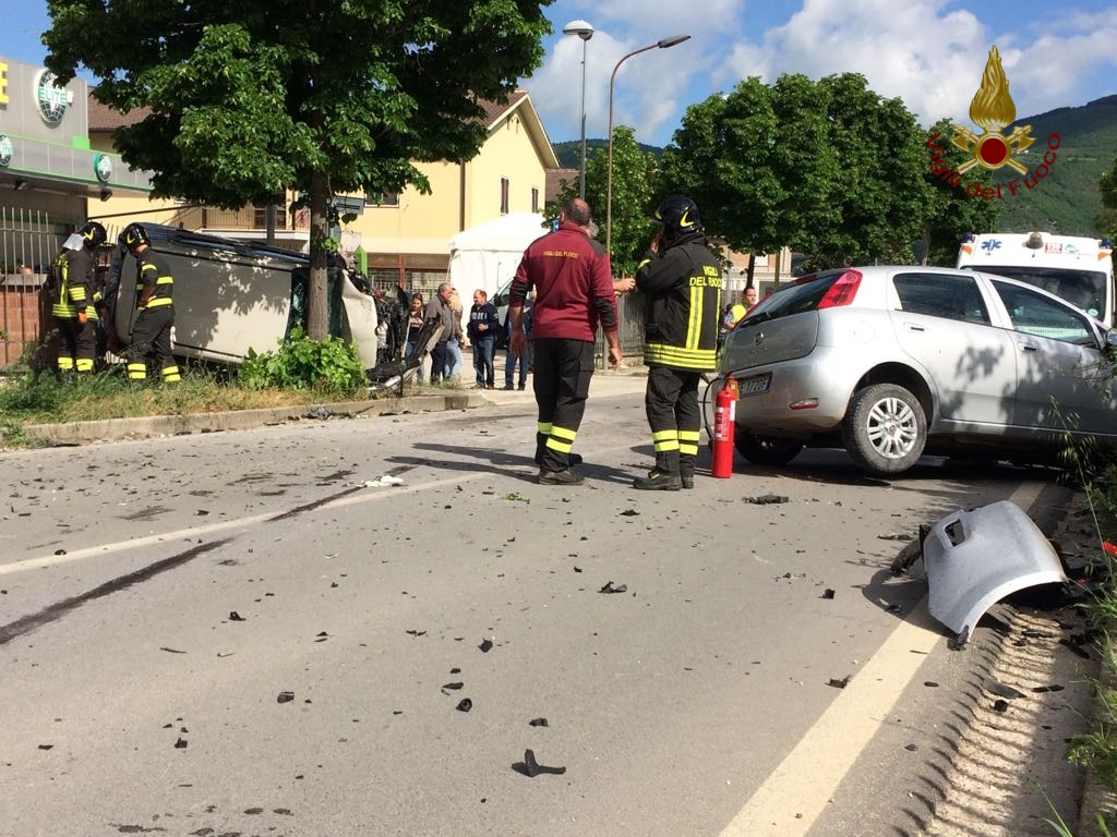 Incidente stradale a Norcia, scontro tra due auto, tre feriti, uno grave