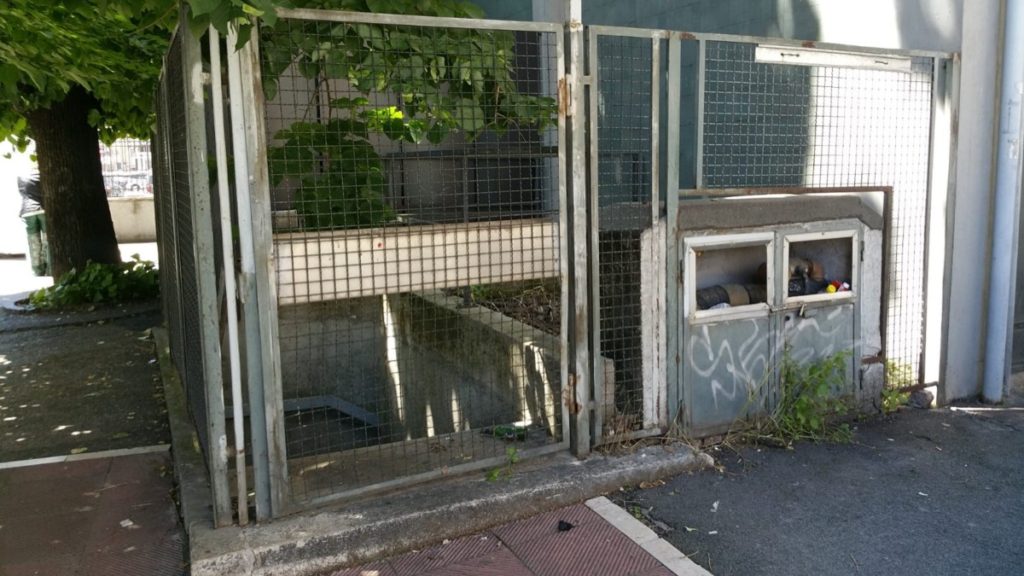 Ricettacolo di immondizia davanti ad una scuola in pieno centro a Terni
