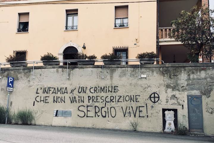 Scritte con simboli neofascisti davanti alla rotatoria Ramelli a Monteluce