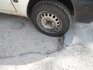 Buche sempre più profonde degrado al cimitero di Pieve di Campo