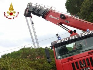 Auto finisce nel fiume Chiascio, vicino Branca, nessun ferito