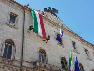 Festa della Repubblica a Perugia, toccante la calata del vessillo tricolore
