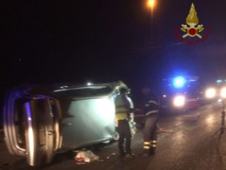 Incidente stradale, si ribalta con l'auto e finisce in ospedale