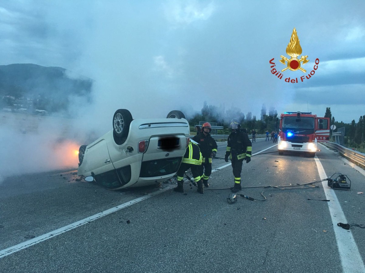 Incidente stradale frontale, Gualdo Tadino, tre morti, persona carbonizzata