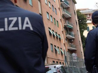 Straniero geloso della compagna minaccia tutti col coltello, agenti compresi