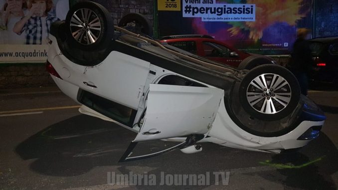 Incidente stradale a Perugia, auto si ribalta, c'è un ferito, anche un cane coinvolto