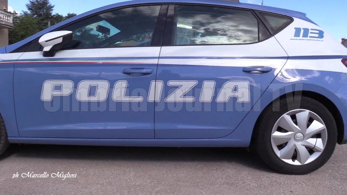 Lancia pietre alle auto di passaggio, accade a Perugia, fermata donna